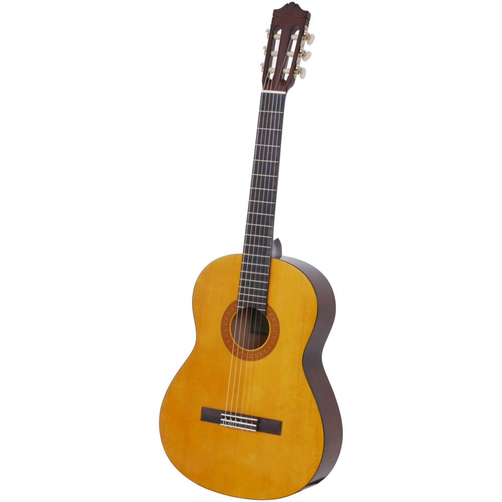 Gitara klasyczna na białym tle. Ma drewniany korpus i szyjkę ze strunami. Gitara jest pochylona.