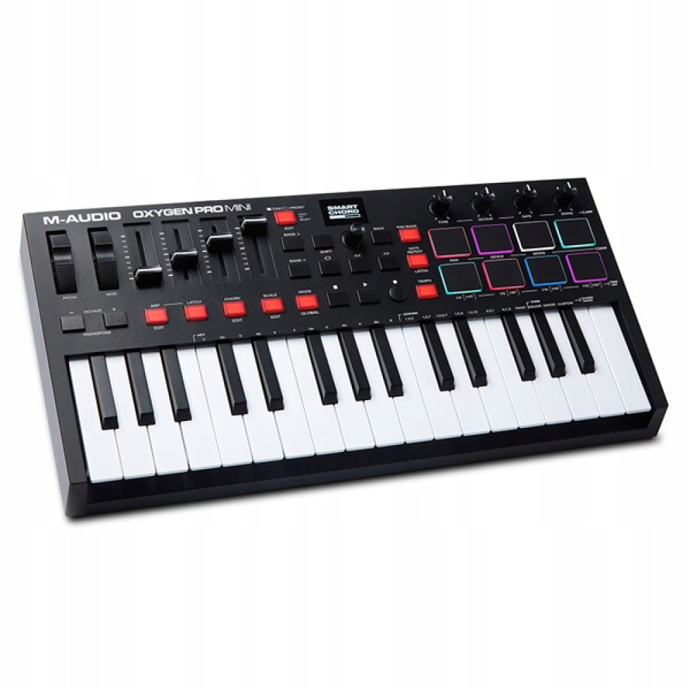 Czarna klawiatura M-Audio Oxygen Pro Mini. Ma klawisze, pady, pokrętła i suwaki. Klawisze są białe i czarne.
