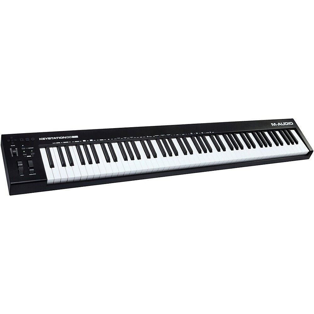 Czarna klawiatura MIDI M-Audio Keystation 88 z białymi i czarnymi klawiszami. Nazwa marki widoczna po prawej stronie.