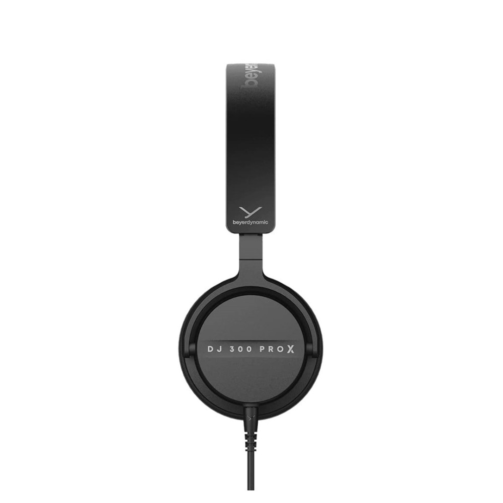 Auriculares negros Beyerdynamic DJ 300 PRO X. Los auriculares están sobre un fondo blanco, con el cable colgando.
