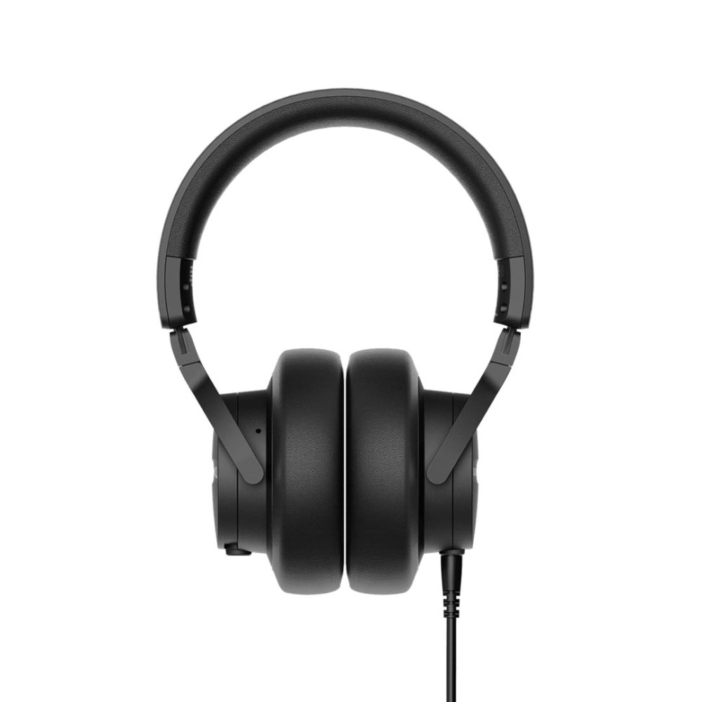 Auriculares negros sobre fondo blanco. Son de tipo over-ear con cable colgando.