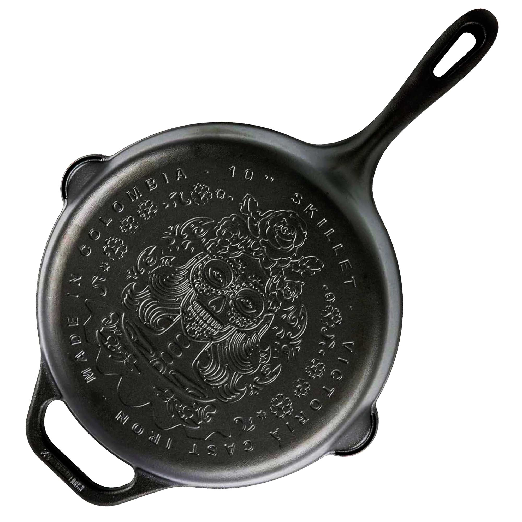 Schwarze gusseiserne Bratpfanne mit Totenkopfmotiv, Griff und Text: 'Made in Colombia', '10 Zoll' und 'Victoria Cast Iron'.