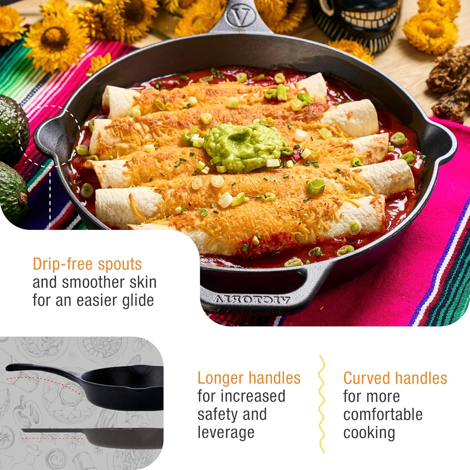 Eine gusseiserne Pfanne mit Enchiladas, belegt mit Käse und Guacamole. Blumen, Avocados und ein farbenfrohes Textil im Hintergrund.