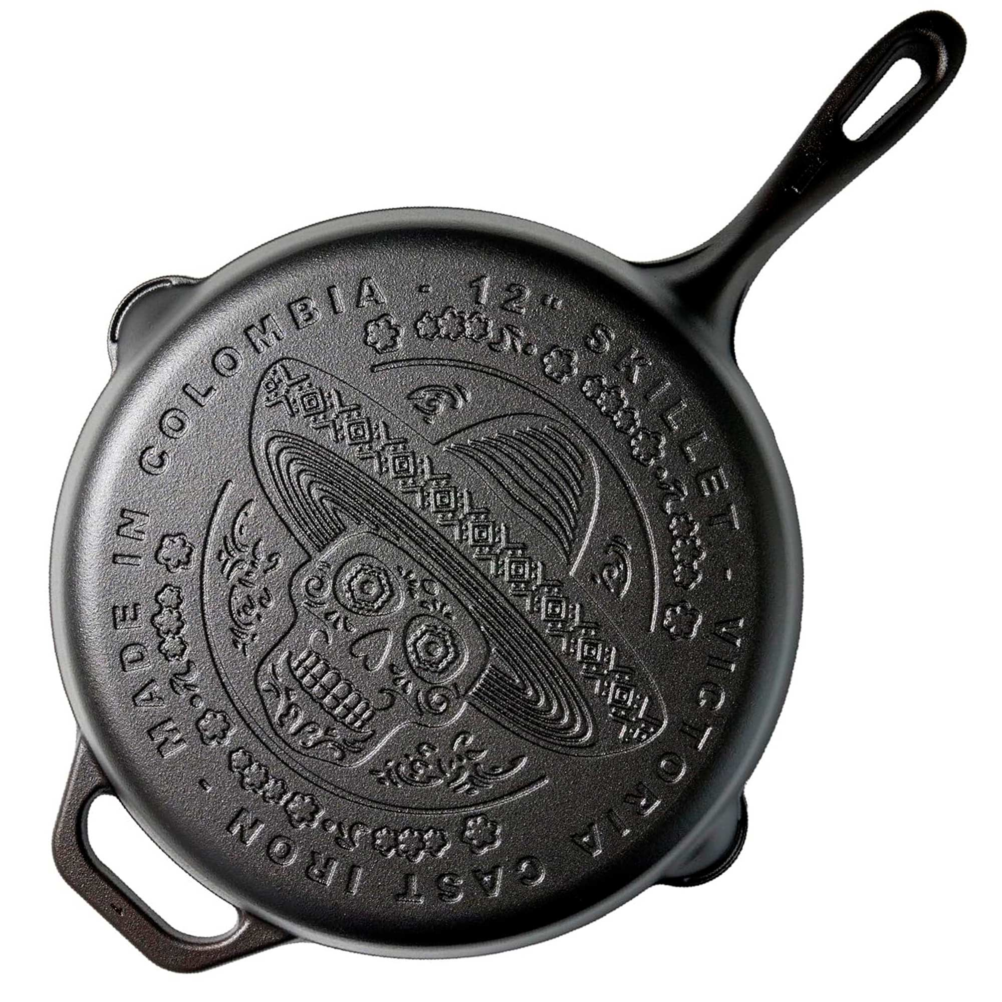 Eine schwarze gusseiserne Bratpfanne mit einem Totenkopf mit Sombrero-Design, geprägt mit Text.
