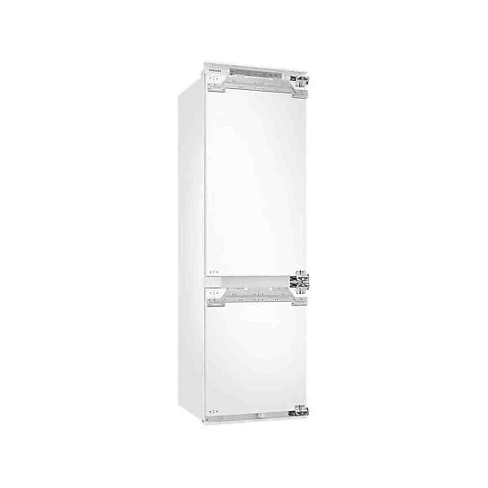 Un frigorifero bianco a due ante è isolato su sfondo bianco. Il marchio è Samsung.