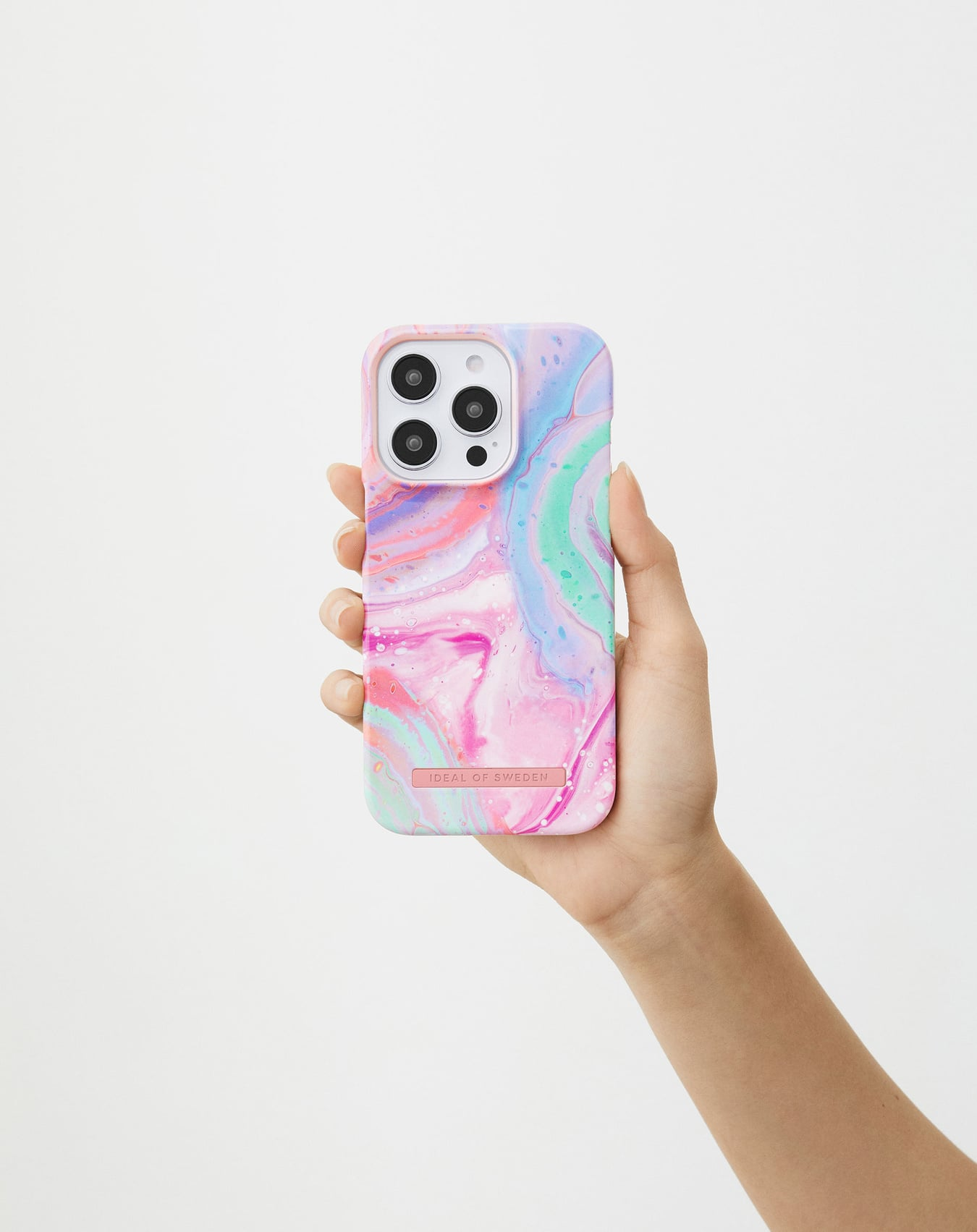 Eine Hand hält ein Telefon mit einer bunten Hülle. Die Hülle hat ein Marmordesign mit rosa, blauen und grünen Wirbeln. Der Hintergrund ist weiß.