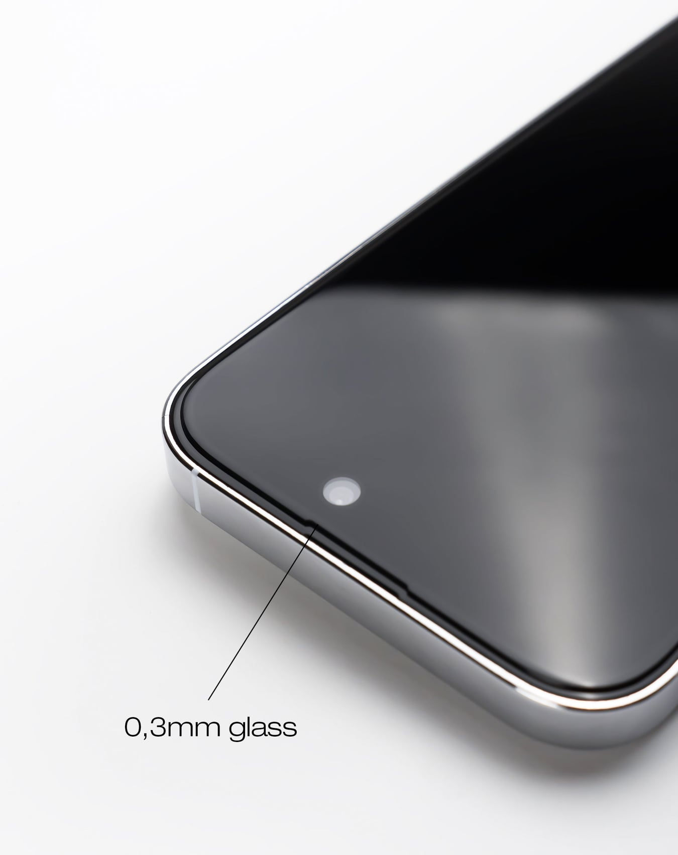 Nahaufnahme eines Smartphones. Der Bildschirm ist schwarz mit einer Kamera, der Rand ist silber. Text: 0,3mm Glas.