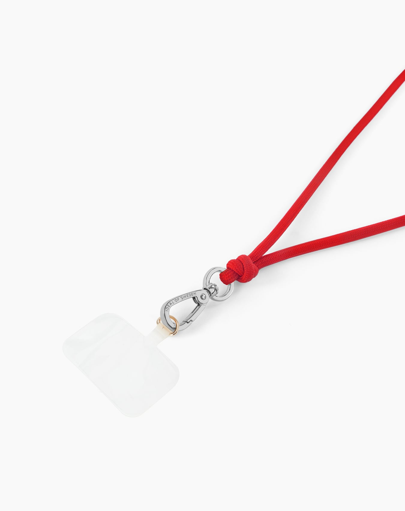 Ein rotes Schlüsselband mit einem transparenten Kartenhalter und einem silbernen Verschluss, vor weißem Hintergrund.