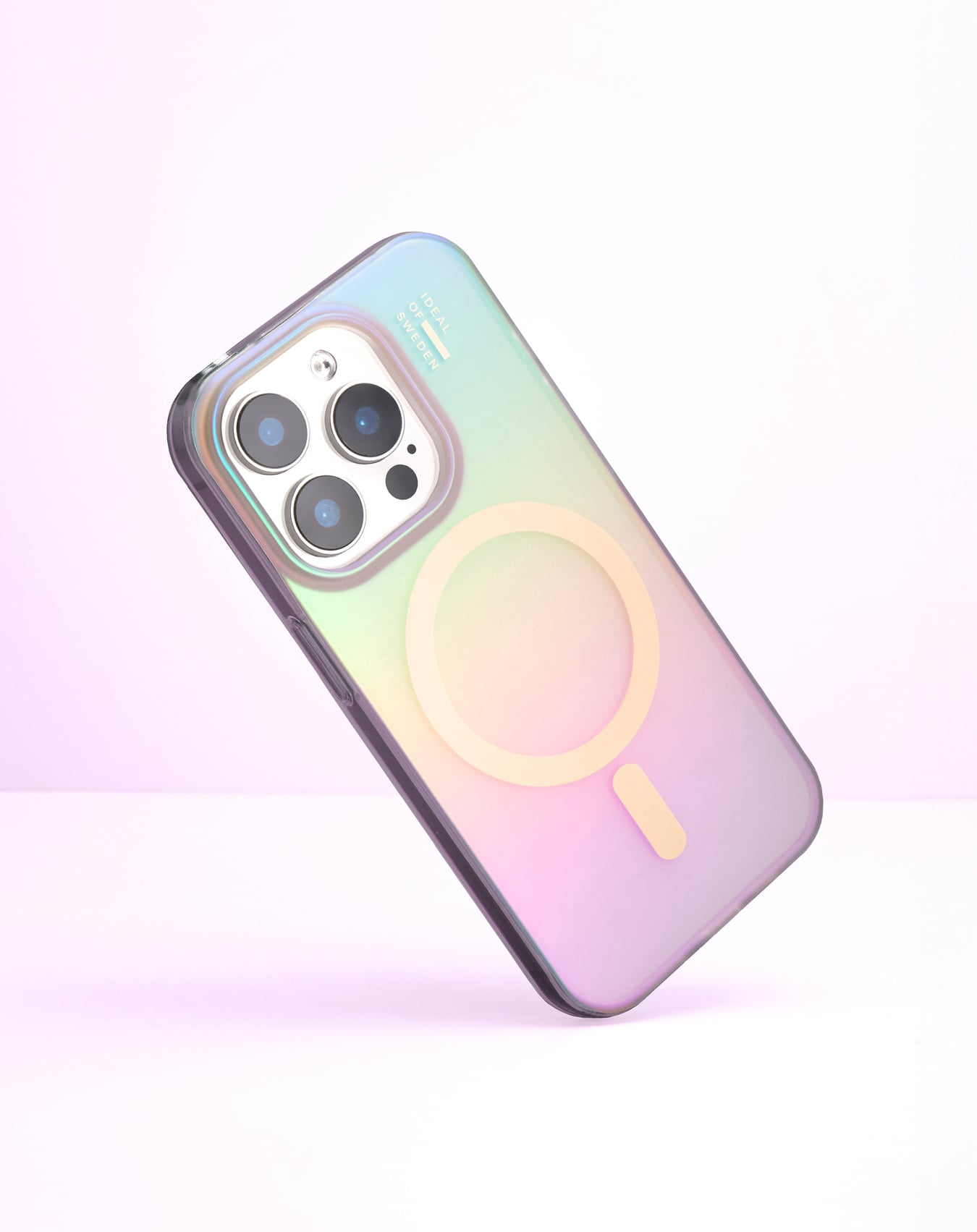 Ein Telefon in einer holografischen Hülle ist leicht geneigt. Die Hülle hat einen Kameraausschnitt und ein kreisförmiges Design.