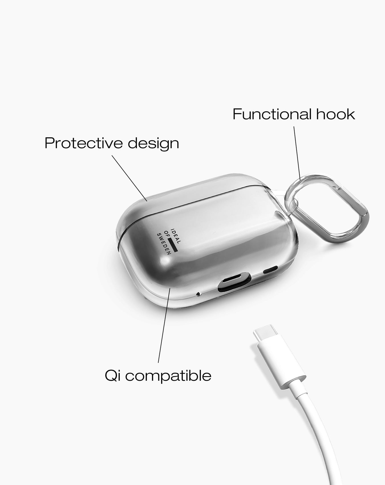 Silbernes AirPods-Case mit Haken, weißem Kabel und Etiketten: Schutzdesign, Funktioneller Haken, Qi-kompatibel, Ideal of Sweden.