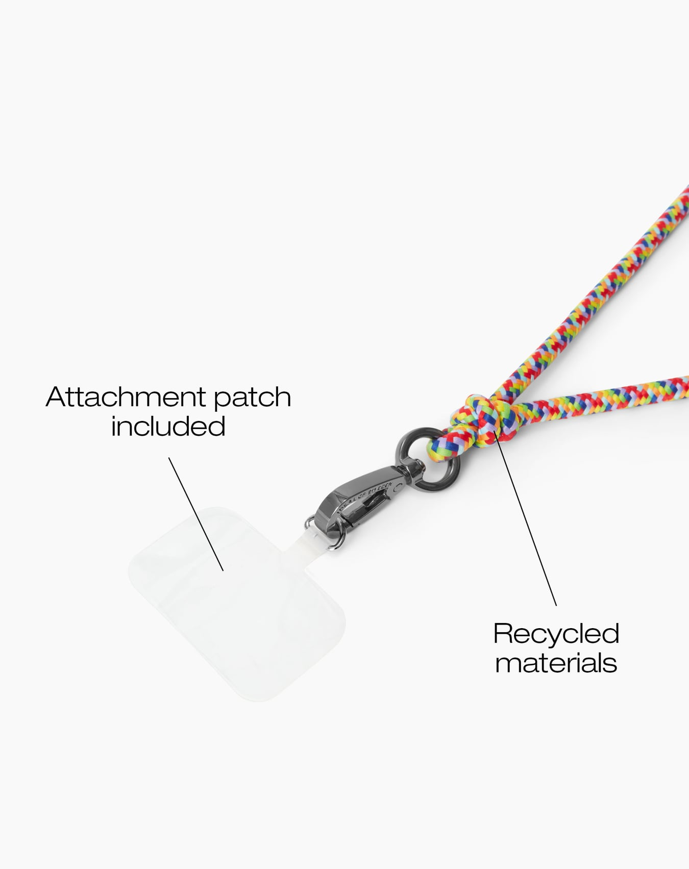 Ein Telefon-Lanyard mit einem mehrfarbigen Seil. Inklusive einem transparenten Befestigungspatch und einem Metallverschluss. Text weist auf recycelte Materialien hin.