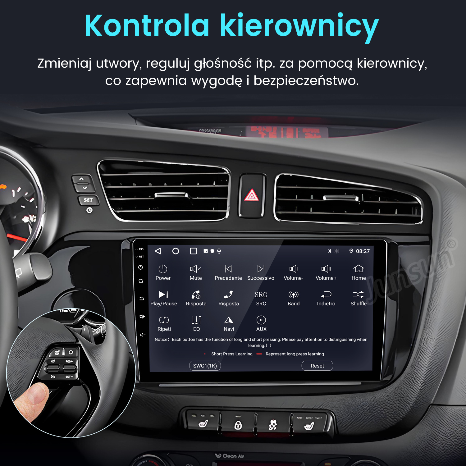 Wnętrze samochodu z wyświetlaczem na desce rozdzielczej, elementami sterowania kierownicą i tekstem w języku polskim. Ręka naciska przycisk.