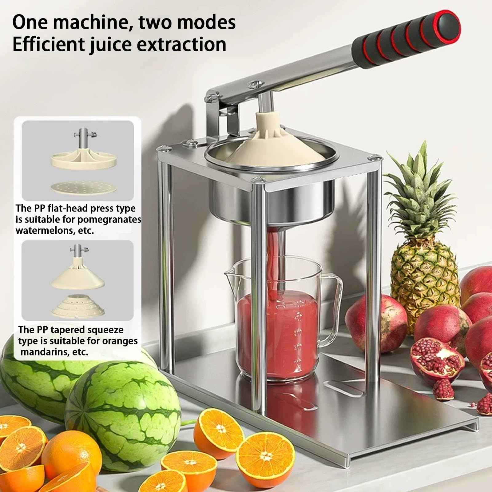 Entsafter mit Früchten. Edelstahlpresse mit Griff, Saft im Glas. Orangen, Wassermelonen, Granatapfel, Ananas.