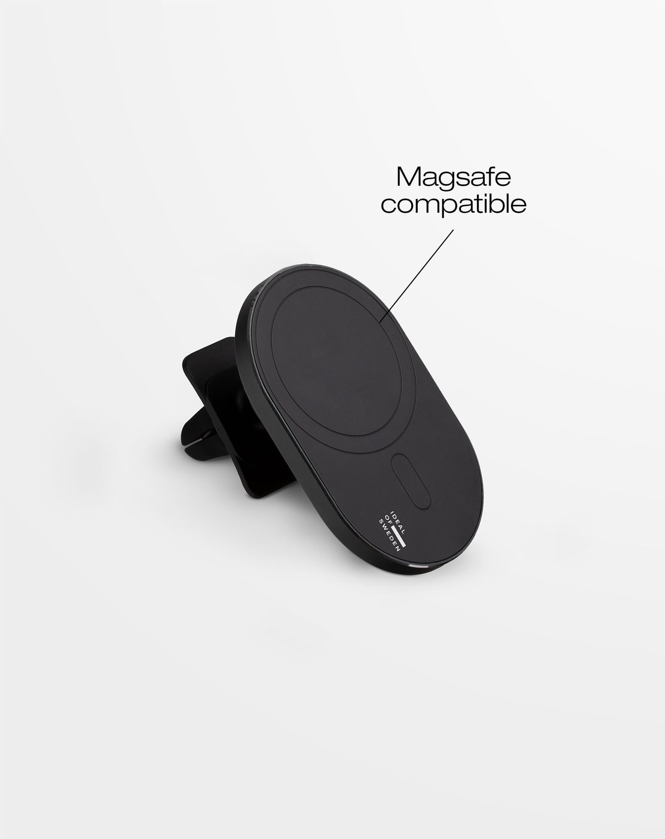 Ein schwarzer, Magsafe-kompatibler Telefonhalter. Text 'Ideal of Sweden' auf dem Produkt. Weißer Hintergrund.