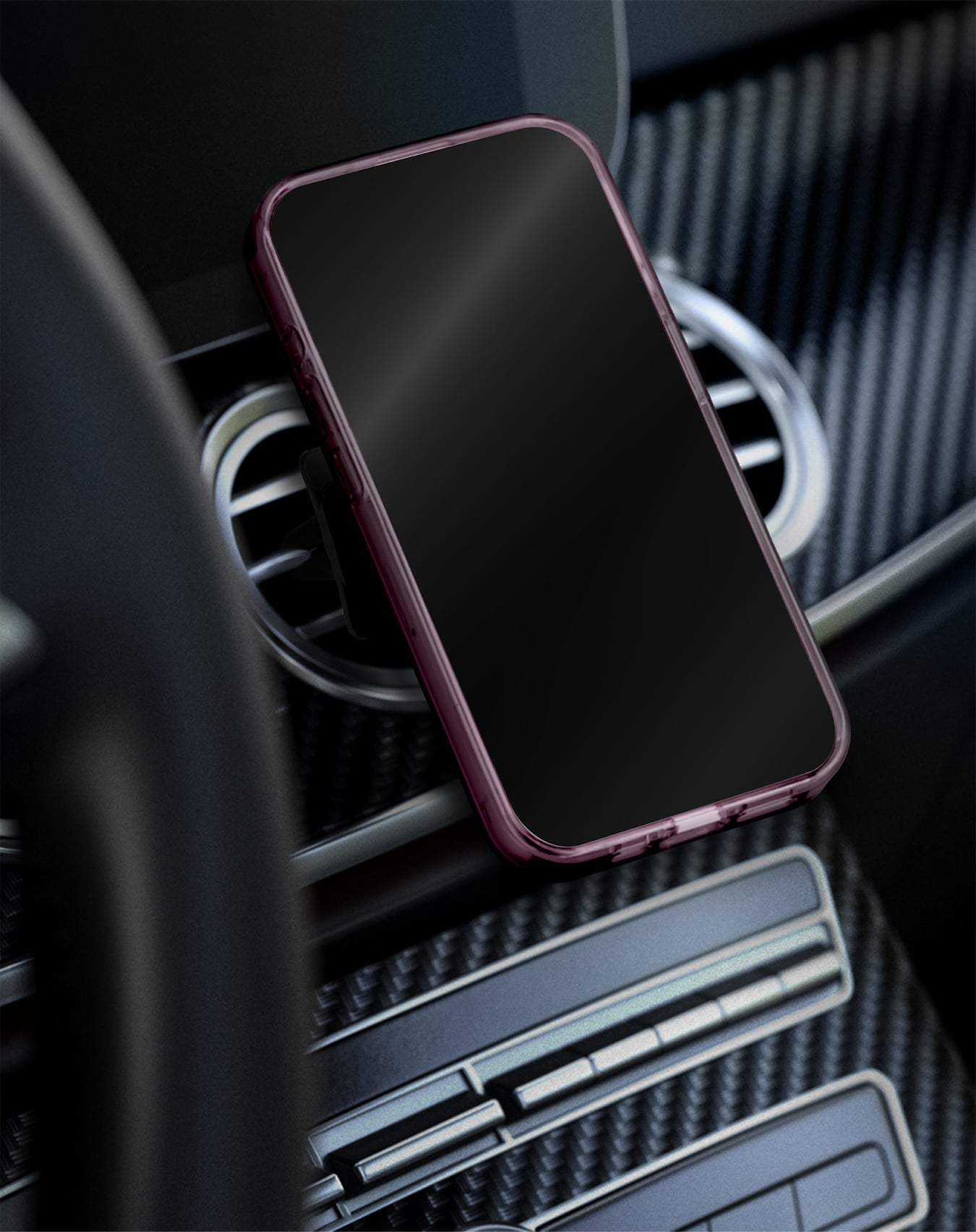 Ein Smartphone in einer lila Hülle ist an einer Lüftung im Auto befestigt. Der Hintergrund zeigt das Armaturenbrett.