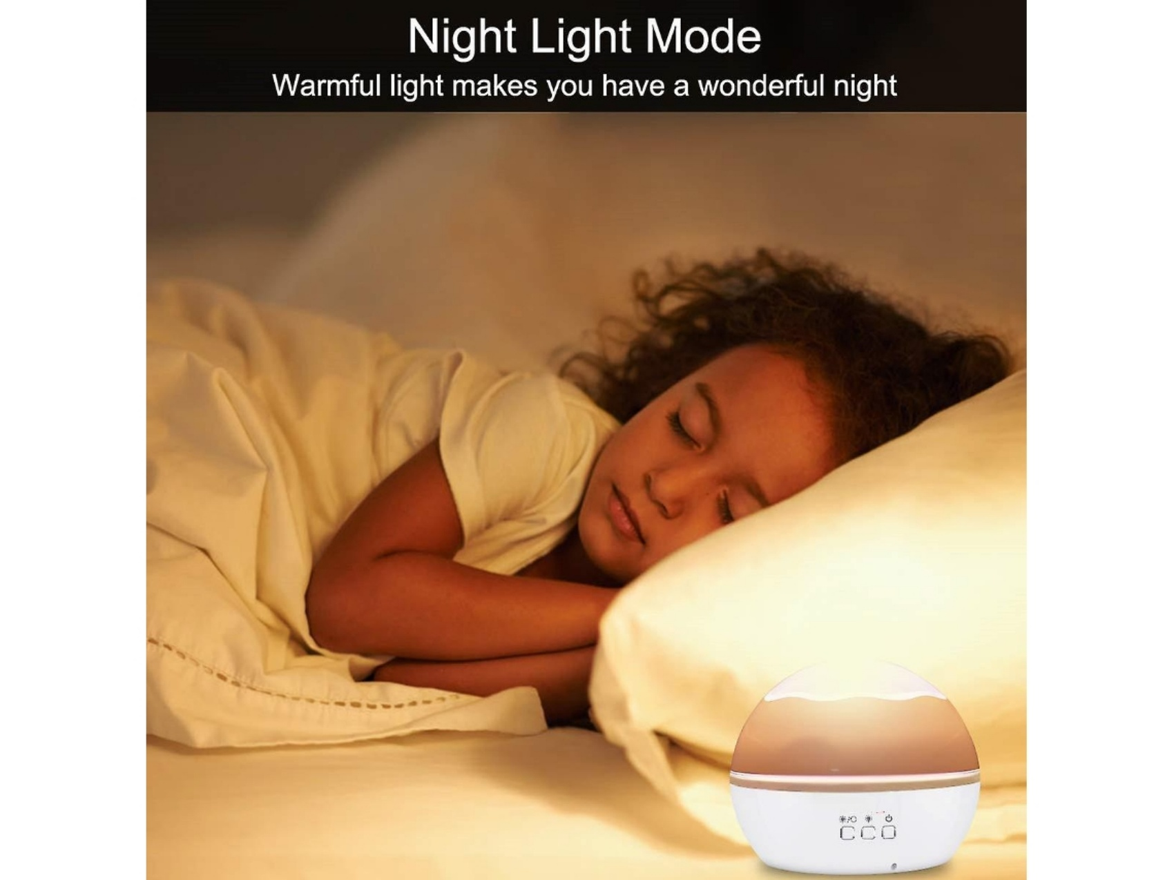 Ein Kind schläft in einem Bett, beleuchtet von einem Nachtlicht. Die Szene ist warm getönt und suggeriert eine friedliche Nacht.