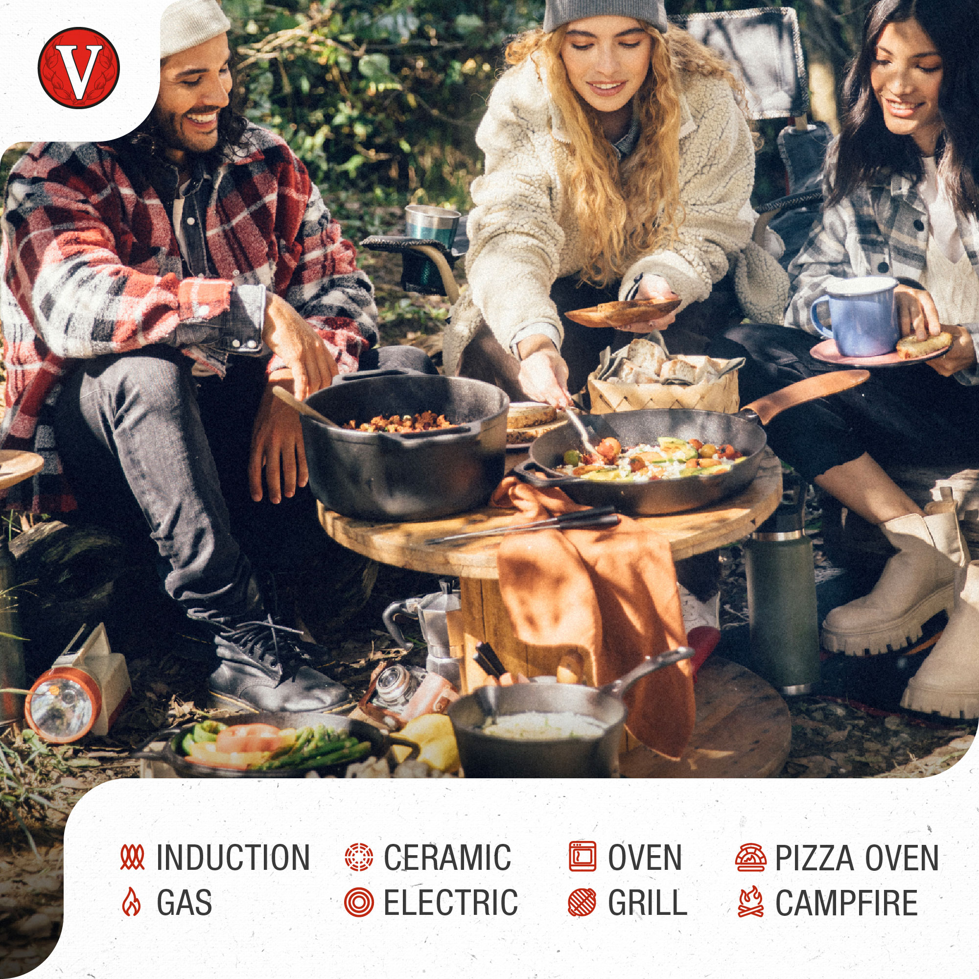 Tres personas cocinan al aire libre, usando utensilios de cocina de hierro fundido. Hay comida en una mesa de madera. La escena es en un bosque.