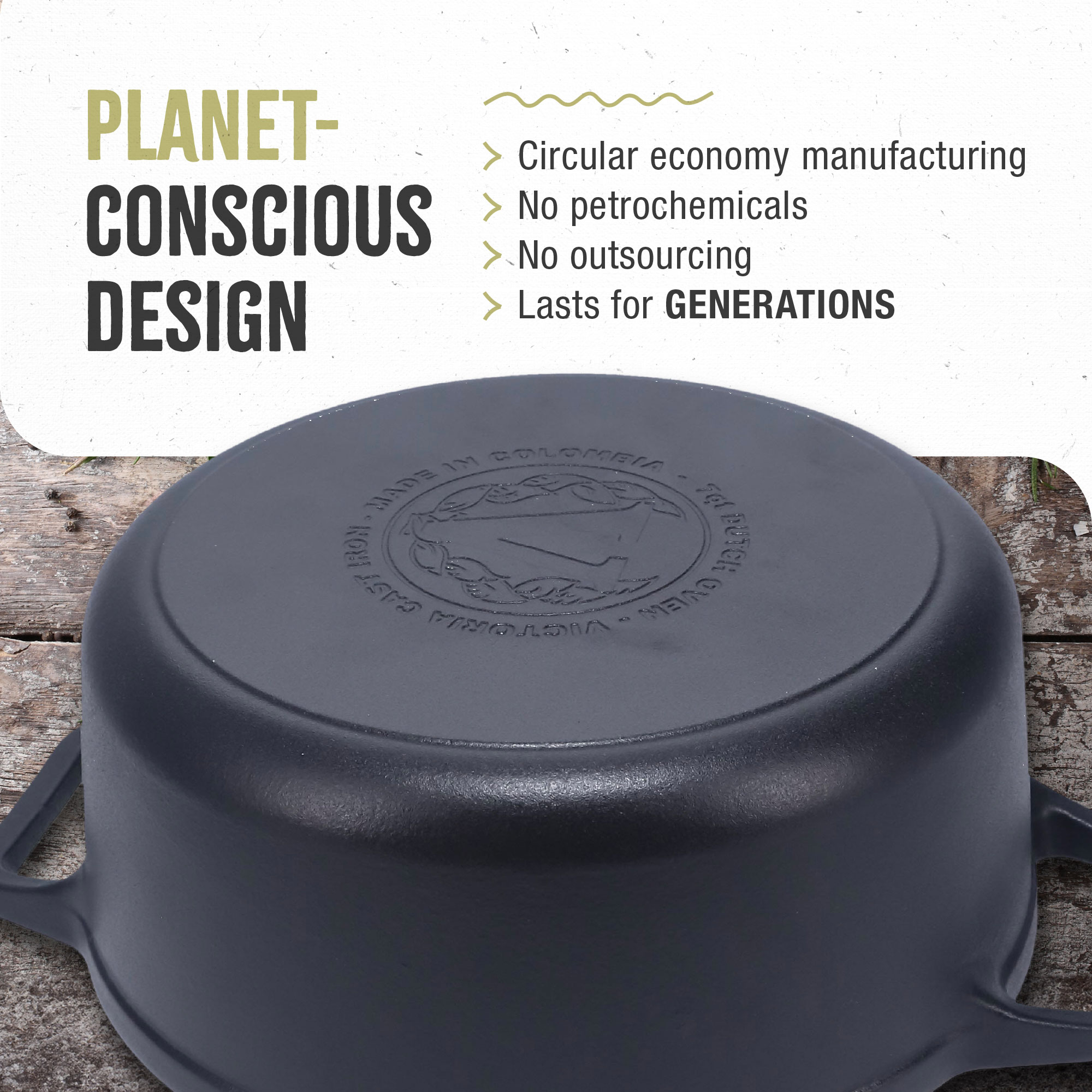 Primer plano de una olla holandesa de hierro fundido negro con texto sobre diseño consciente del planeta.