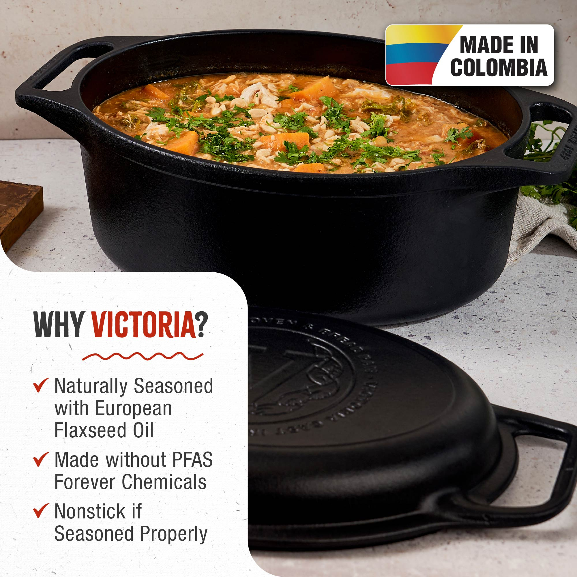 Una olla de hierro fundido negra con sopa y una tapa. La olla está sobre una superficie clara, con texto 'Made in Colombia'.
