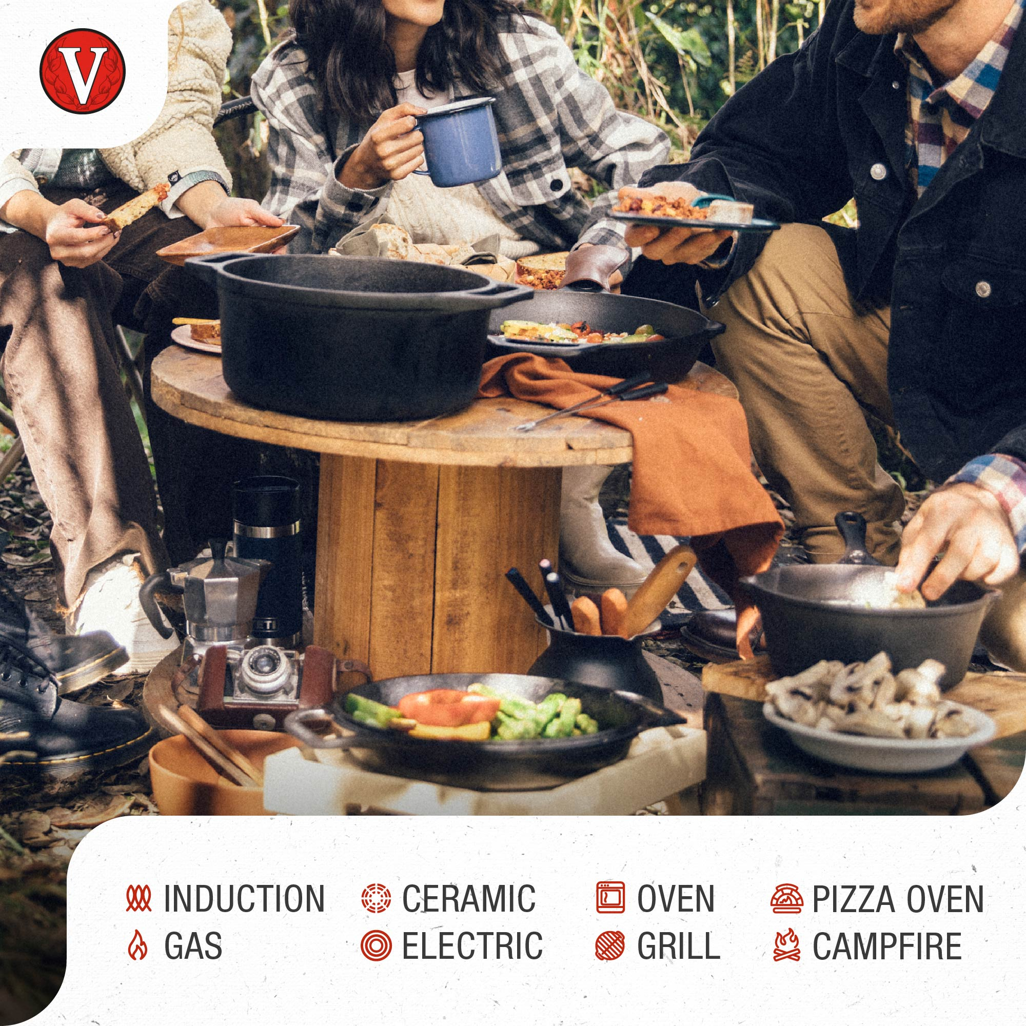 La gente está acampando. Están cocinando comida en una sartén. Hay verduras, pan y bebidas. La escena es al aire libre.