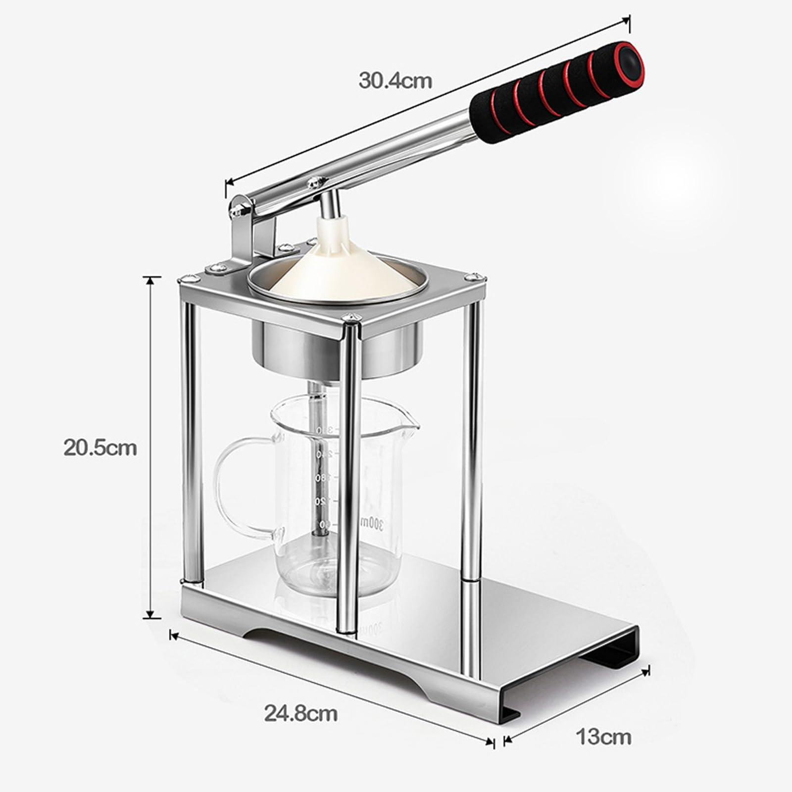 Eine Metallsaftpresse mit einem weißen Kegel, einem Glasmessbecher und einem schwarz-roten Griff. Abmessungen werden angezeigt.