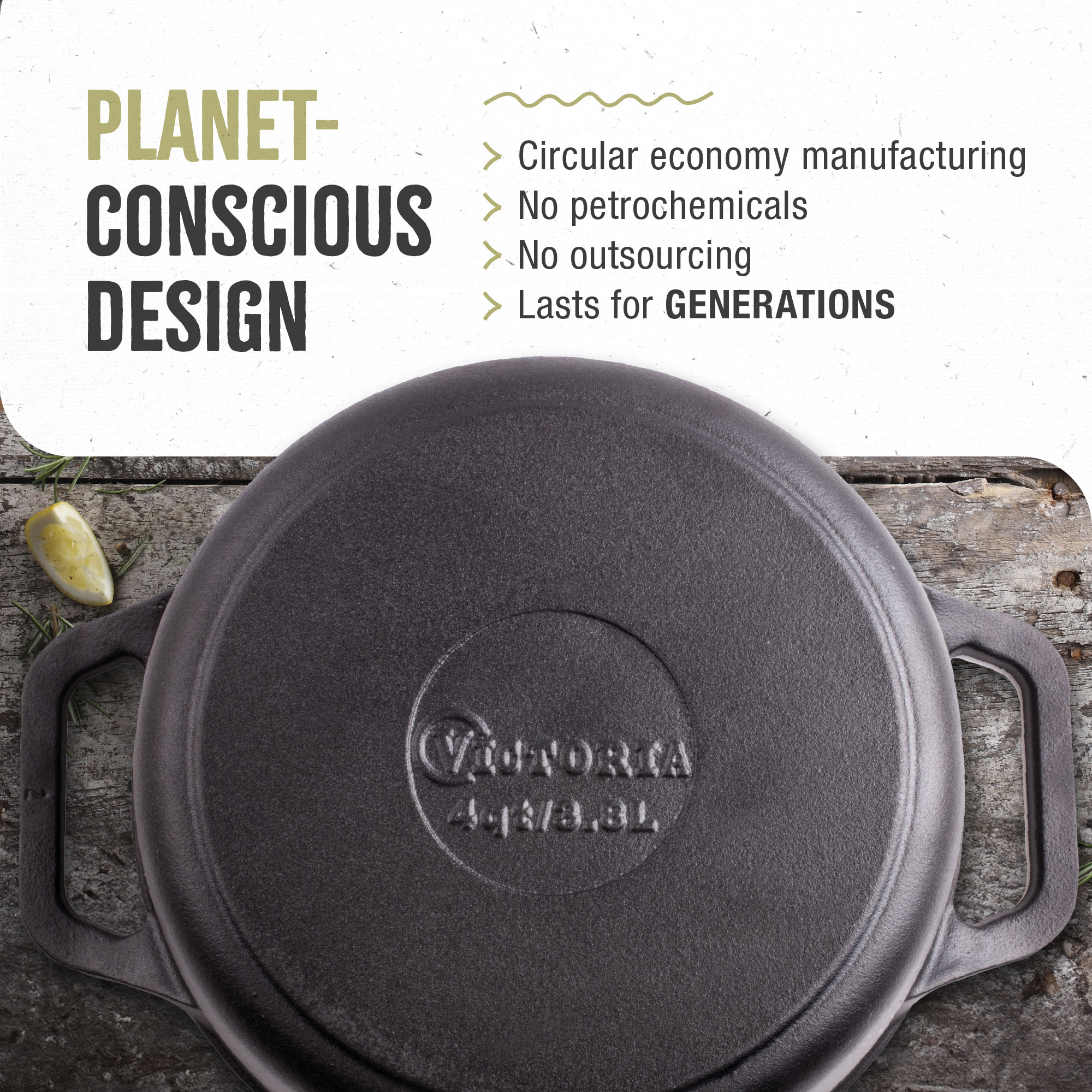 Una olla de hierro fundido negro con asas. El texto superior dice 'Diseño consciente del planeta'. Fondo de madera con hierbas y una rodaja de limón.