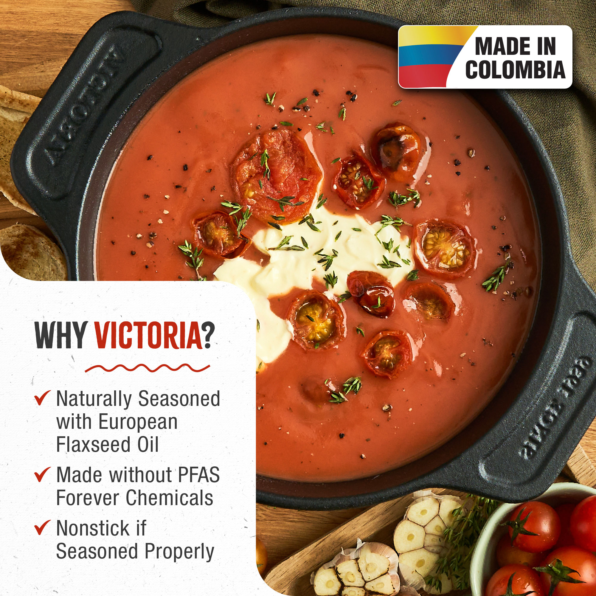 Sopa de tomate con tomates y crema en una olla negra. Los ingredientes incluyen ajo y tomates. Hecho en Colombia.
