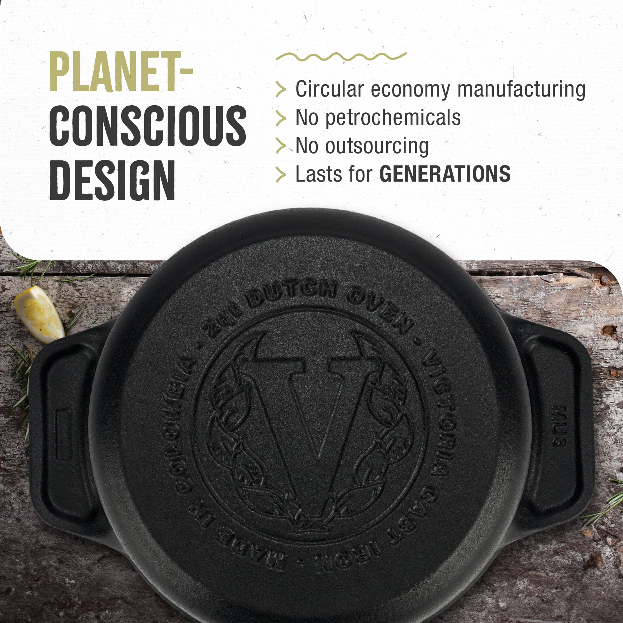 Tapa negra de hierro fundido para horno holandés con texto y logo. El fondo muestra textura de madera y hierbas.