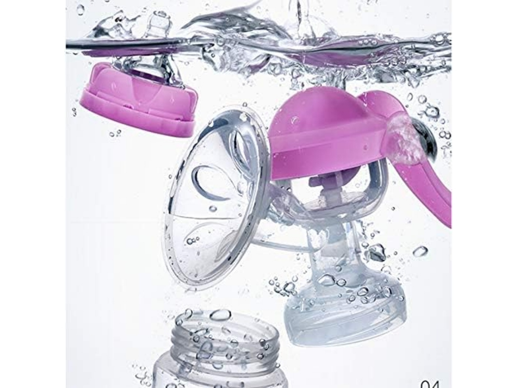 Teile einer Brustpumpe unter Wasser. Komponenten umfassen rosa Deckel, klare Flaschen und einen Saugnapf. Wassertropfen sind sichtbar.