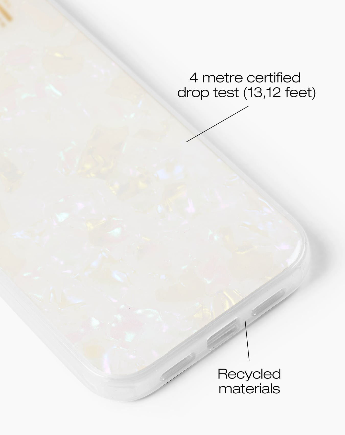 Eine weiße Handyhülle mit schillerndem Design. Sie hat Text, der einen 4-Meter-Falltest und recycelte Materialien angibt.