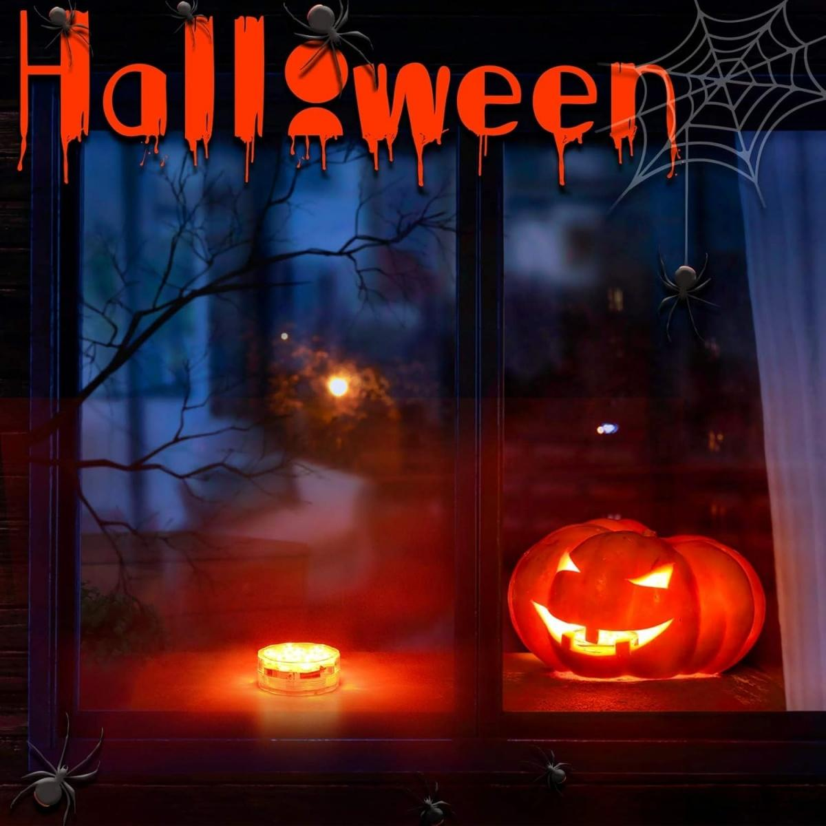 Halloween-Fensterszene mit beleuchtetem Kürbis, Spinnen und dem Wort Halloween. Eine leuchtende Kerze und ein kahler Baum draußen.