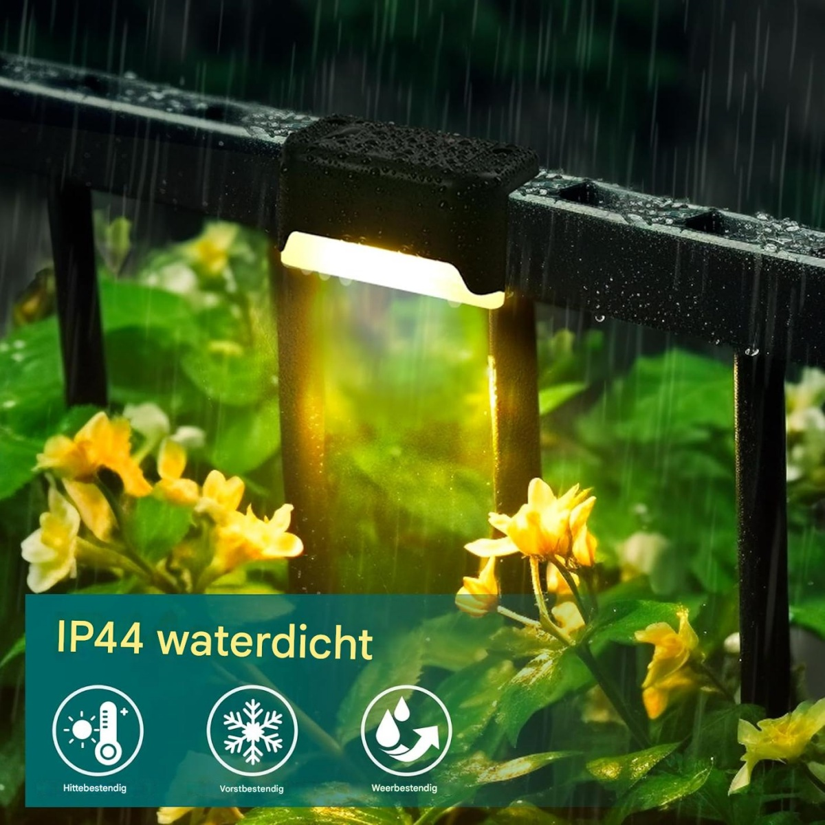 Eine beleuchtete schwarze Zaunleuchte im Regen, mit gelben Blumen und grünen Pflanzen darunter. Der Text unten lautet IP44 wasserdicht.