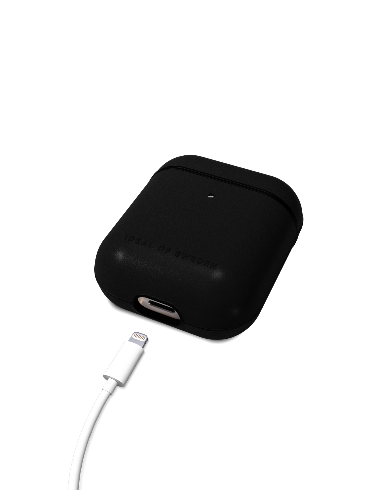 Eine schwarze AirPods-Hülle mit dem Text 'IDEAL OF SWEDEN' und ein weißes Ladekabel.
