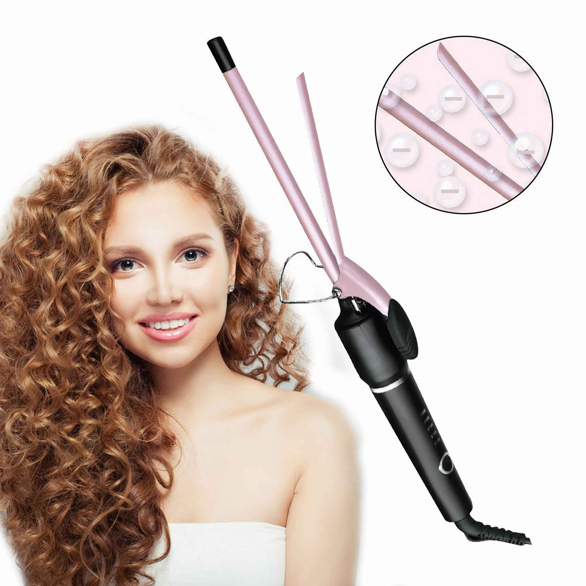 Frau mit lockigem Haar lächelt neben einem Lockenstab. Das Bügeleisen ist schwarz und rosa. Eine Nahaufnahme zeigt eine rosa Strähne.