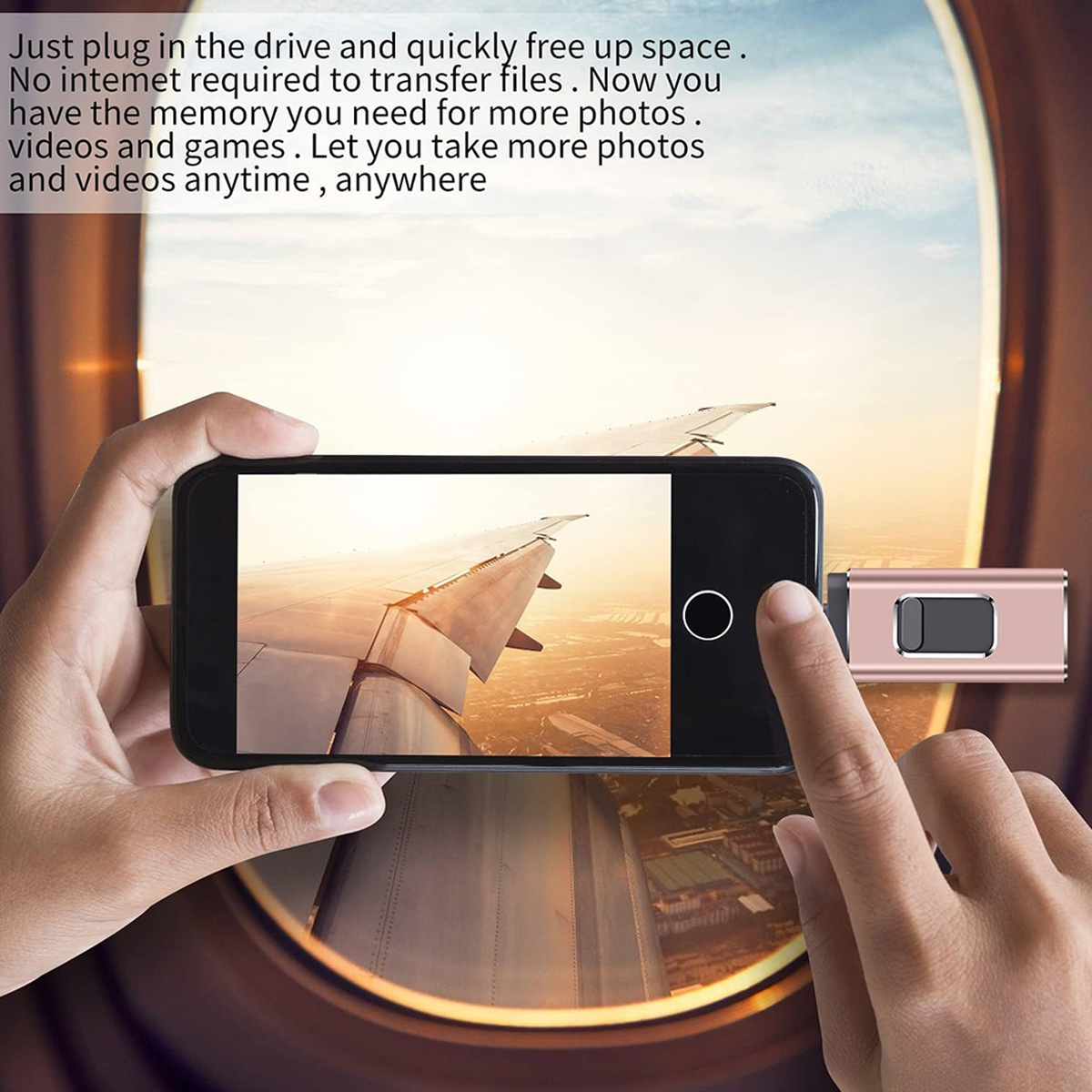 Ein Telefon, das einen Flugzeugflügel anzeigt, und ein USB-Laufwerk sind angeschlossen. Im Hintergrund sind ein Flugzeugfenster und der Himmel zu sehen.