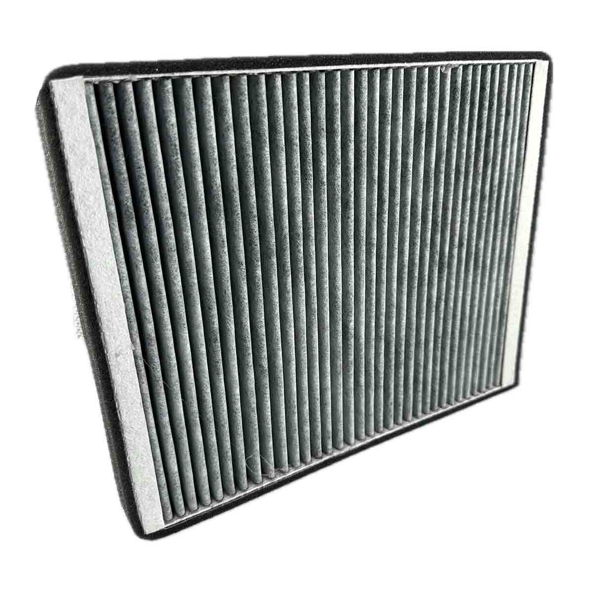 Ein rechteckiger Luftfilter mit vertikal gefaltetem grauem Filter. Es hat einen schwarzen Rand und eine weiße Umrandung.