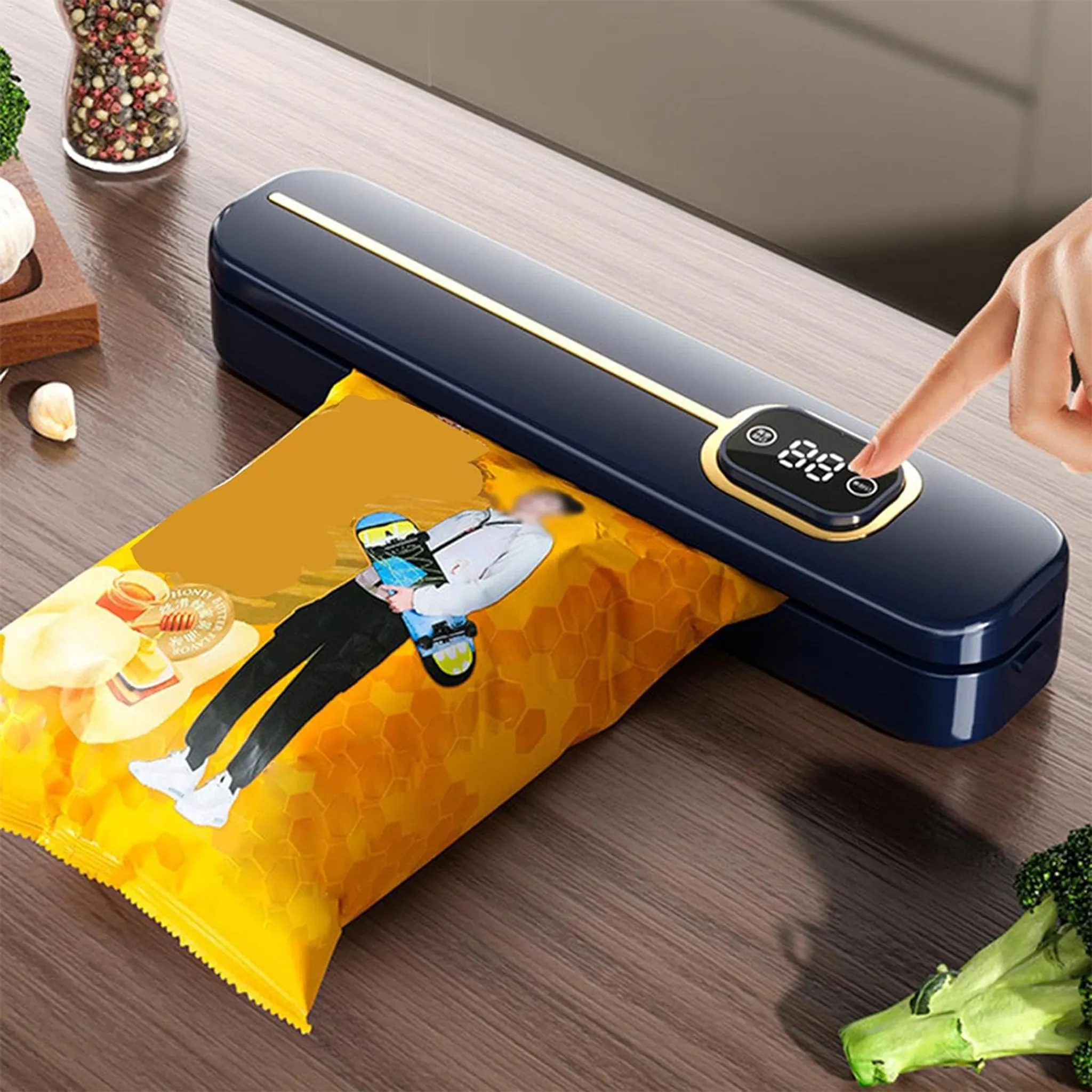 Eine Hand versiegelt einen gelben Beutel mit einem blauen Siegelgerät. Der Beutel enthält ein Bild einer Person mit einem Skateboard.