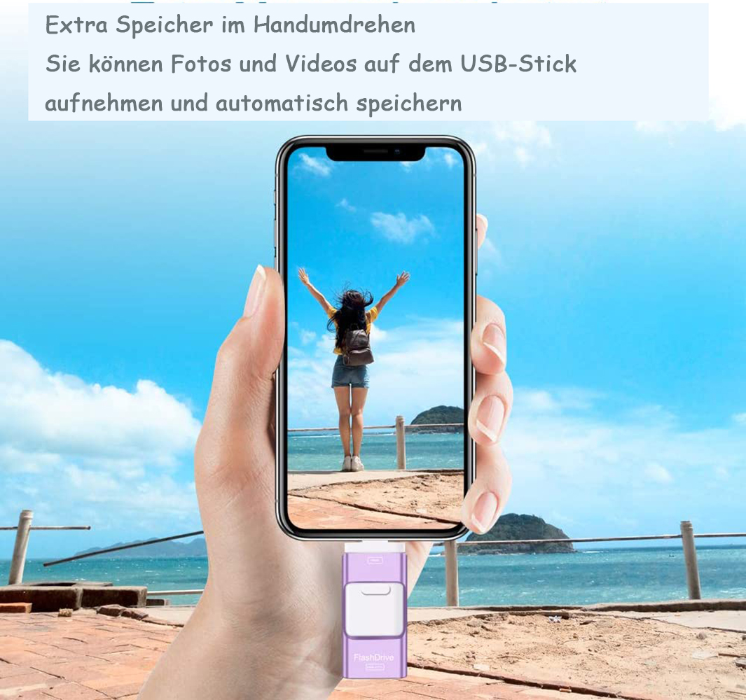 Eine Hand hält ein Handy, das eine Frau mit erhobenen Armen am Strand zeigt. Ein lila USB-Stick ist mit dem Telefon verbunden.