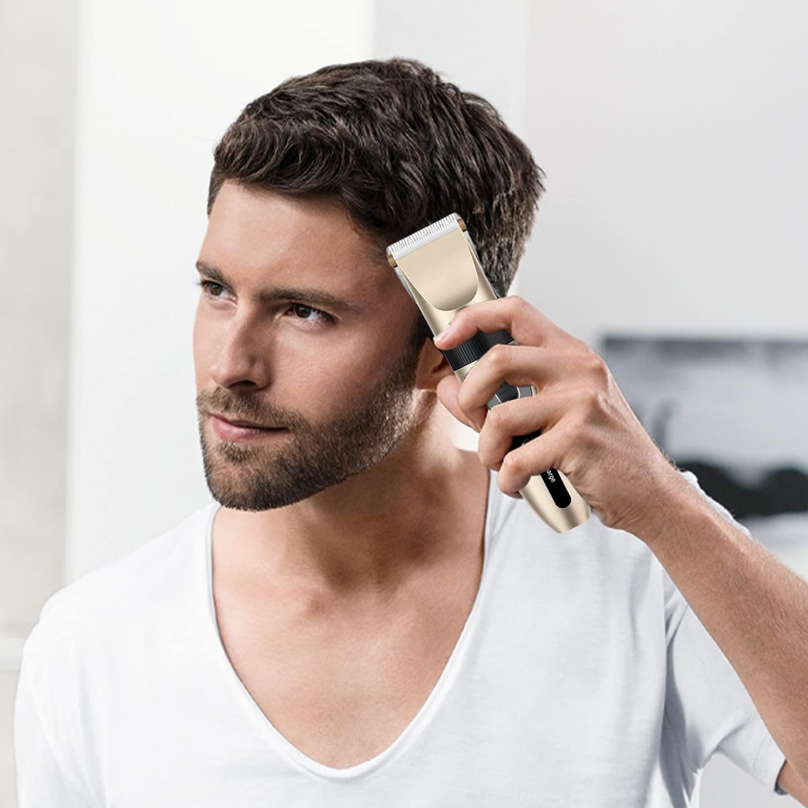 Ein Mann benutzt einen goldenen Haarschneider, um sein Haar zu schneiden. Er trägt ein weißes Hemd.
