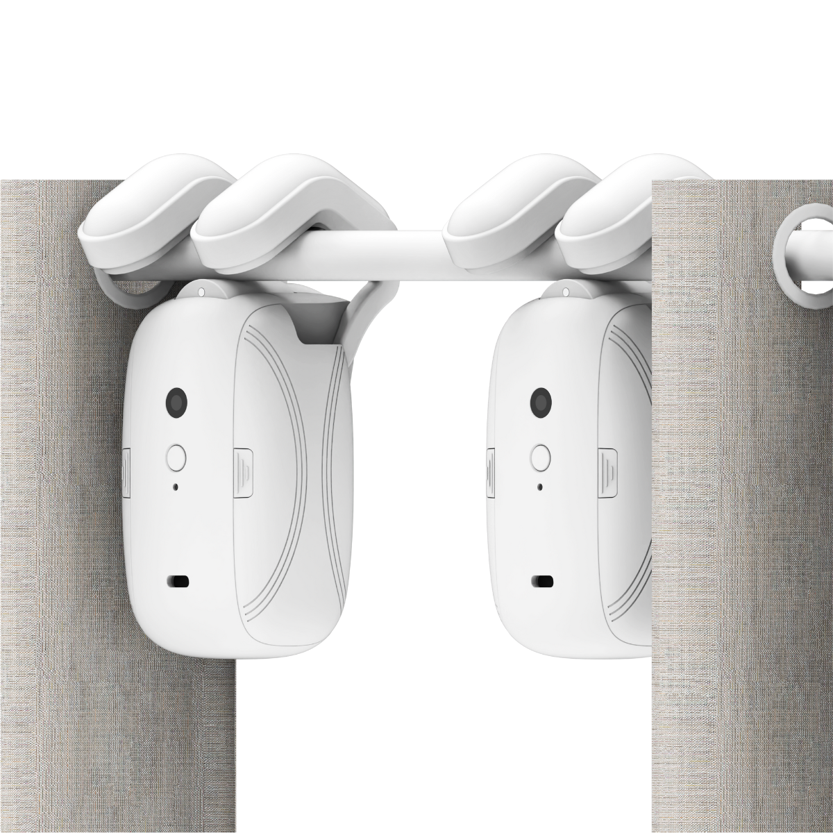 Sistema de automatización de cortinas blanco. Dos dispositivos fijados a un riel, junto a cortinas de tela con un anillo.