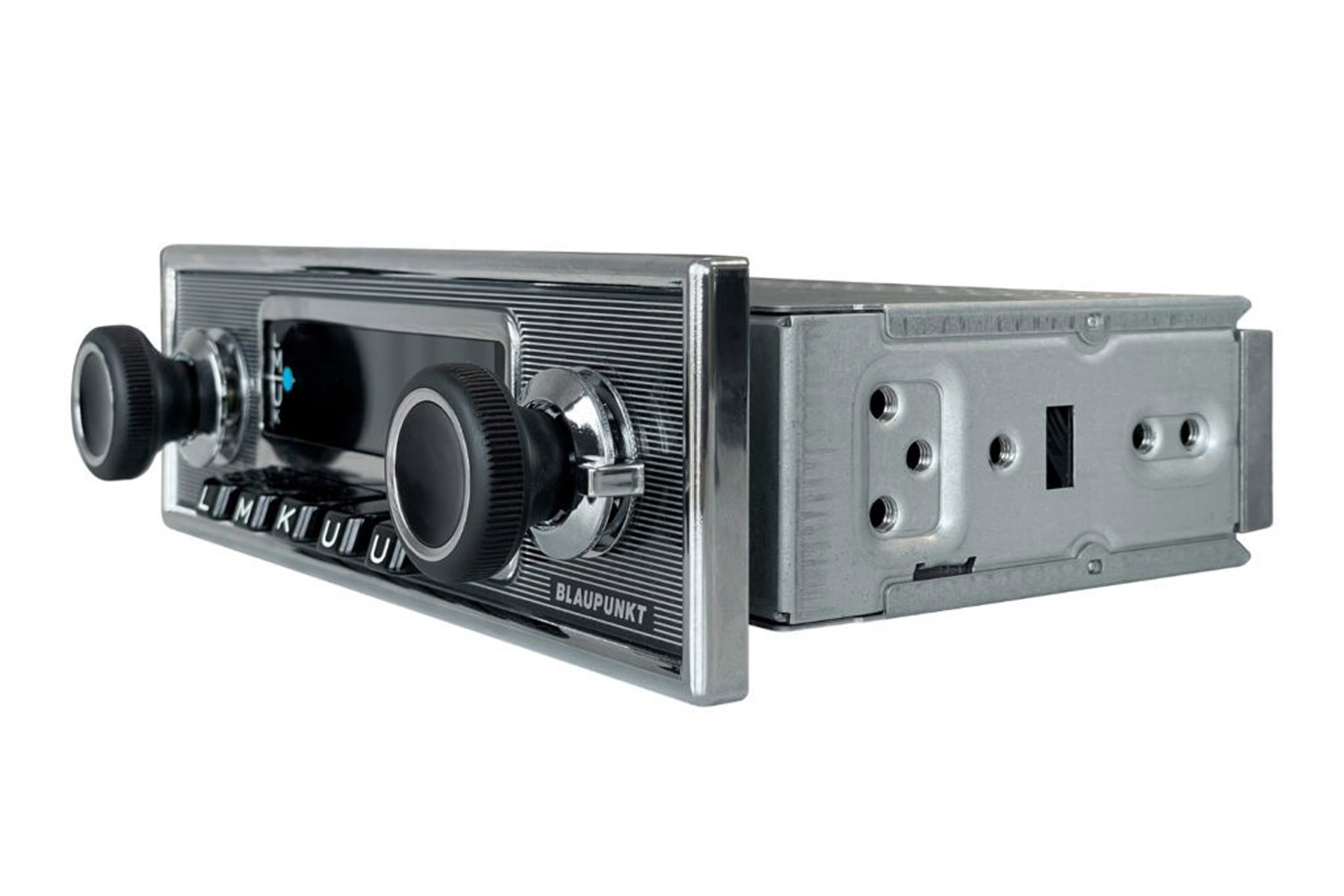 Ein altes Autoradio. Es hat Chromdetails, Knöpfe und ein Display. Die Marke ist Blaupunkt. Der Hintergrund ist weiß.