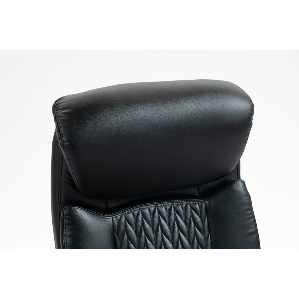 Zbliżenie czarnego skórzanego krzesła biurowego. Widoczny zagłówek i oparcie, z diamentowym wzorem na plecach.