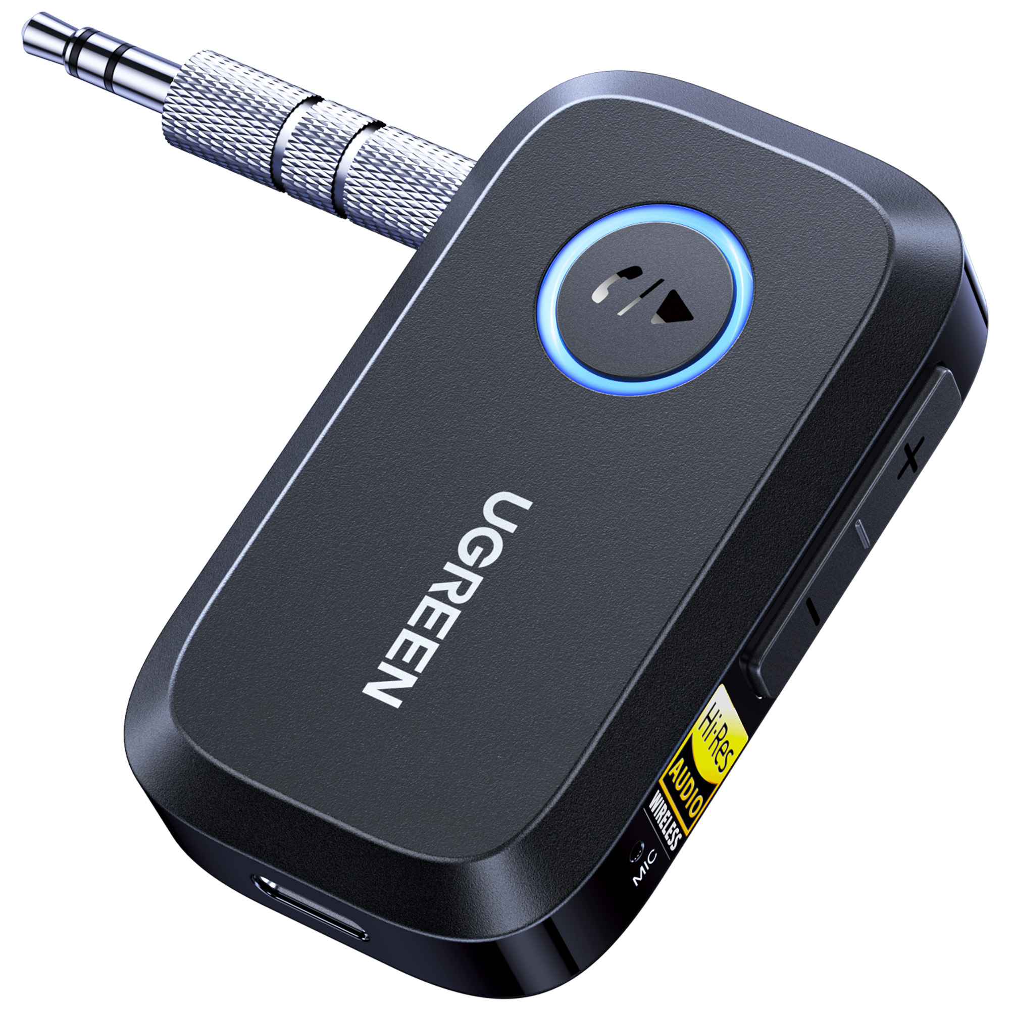 Czarny odbiornik audio UGREEN ze srebrnym wtykiem jack. Posiada podświetlany na niebiesko przycisk i regulację głośności.