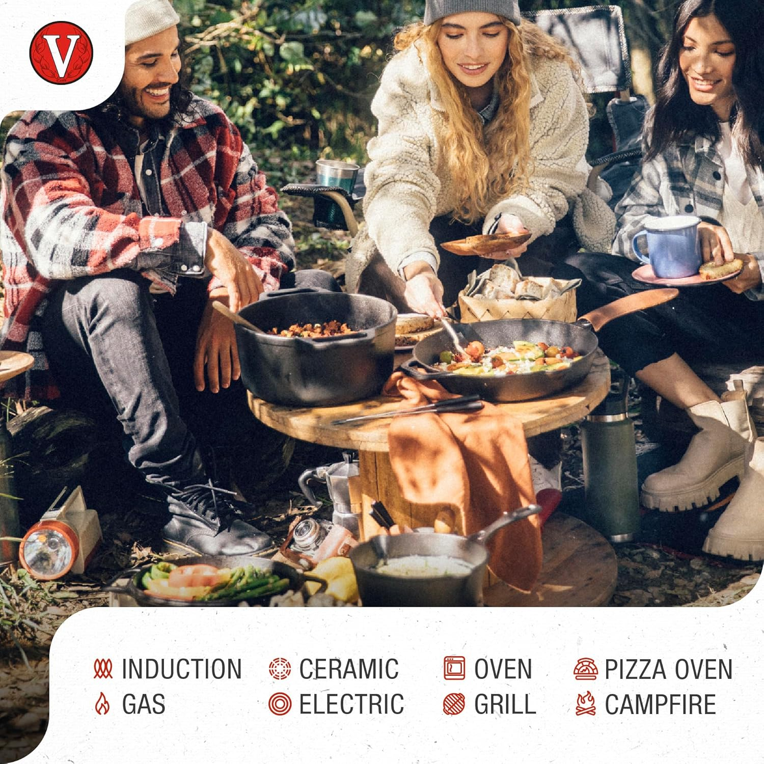 Tres personas cocinan al aire libre. Se sientan alrededor de una mesa de madera con comida y utensilios de cocina. La escena está ambientada en un bosque.