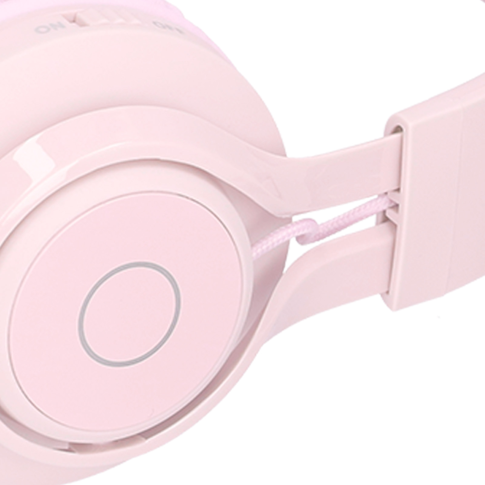 Nahaufnahme eines hellrosa Kopfhörers. Die Ohrmuschel hat ein kreisförmiges Design. Das Band und das Kabel sind ebenfalls rosa.