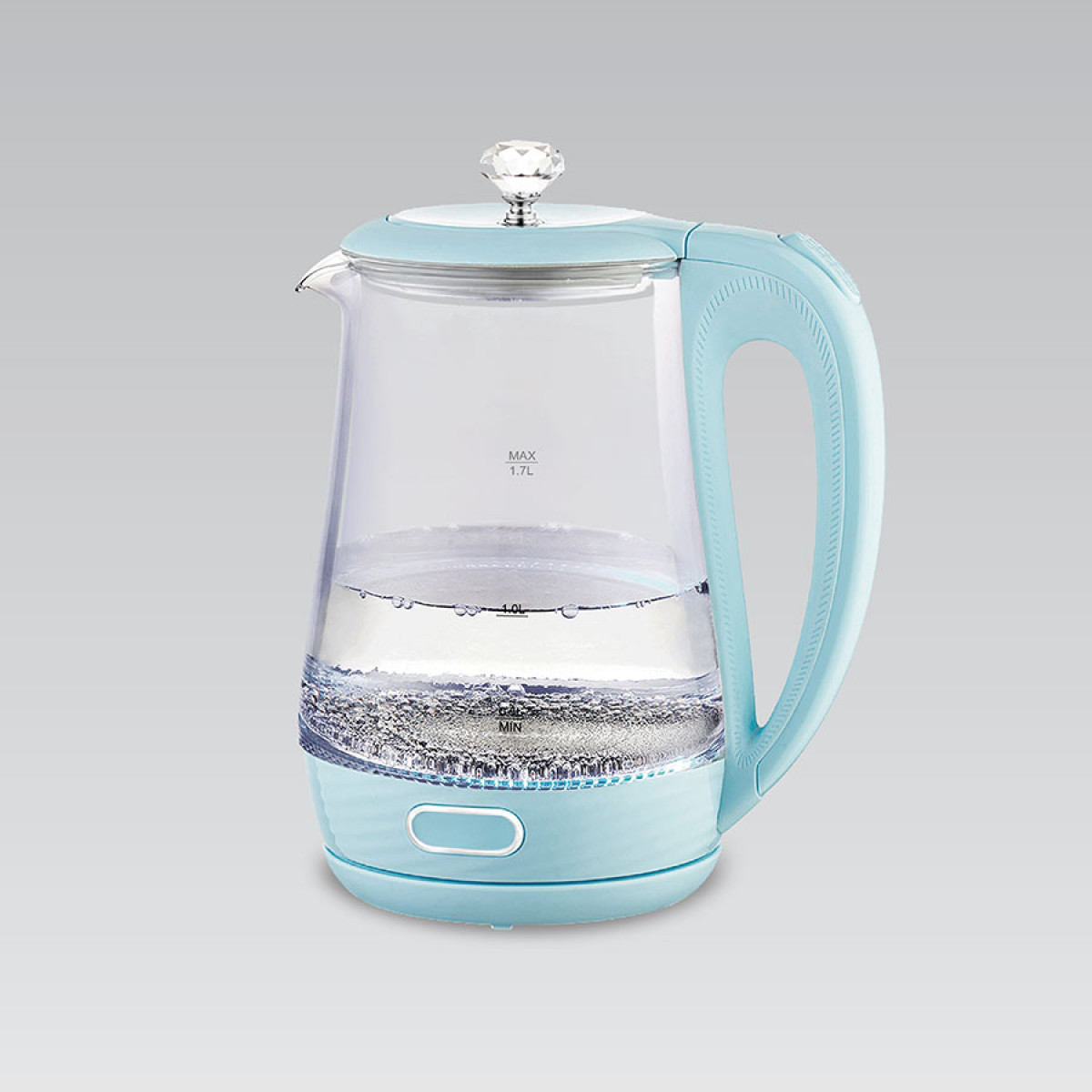Un bollitore elettrico in vetro trasparente e azzurro. Ha un pomello di cristallo sul coperchio ed è pieno d'acqua.