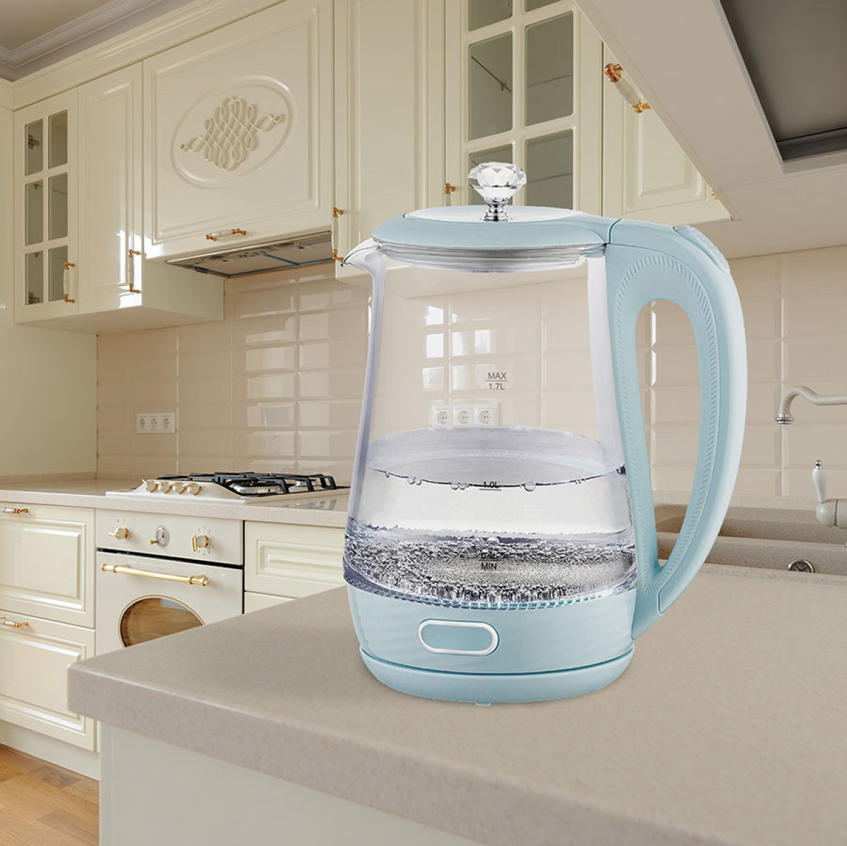 Un bollitore azzurro con corpo in vetro è appoggiato su un ripiano della cucina, parzialmente pieno d'acqua.