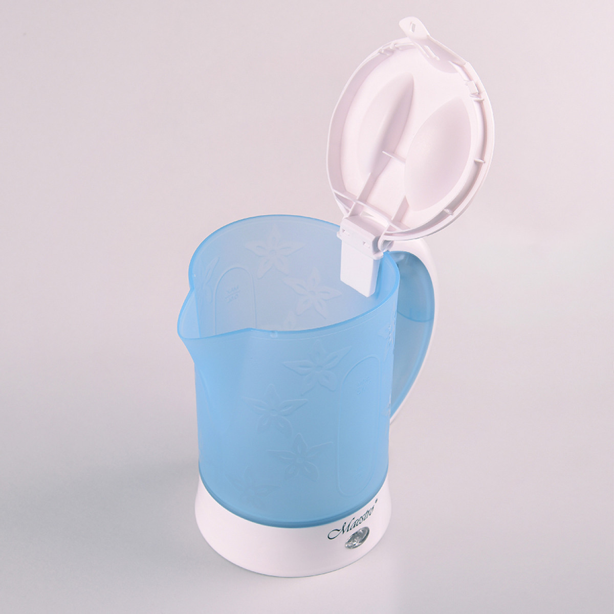 Niebieski plastikowy czajnik elektryczny z białą podstawą i pokrywą, częściowo otwarty. Wzory kwiatowe zdobią niebieski korpus. "Maestro" jest nadrukowane na podstawie.