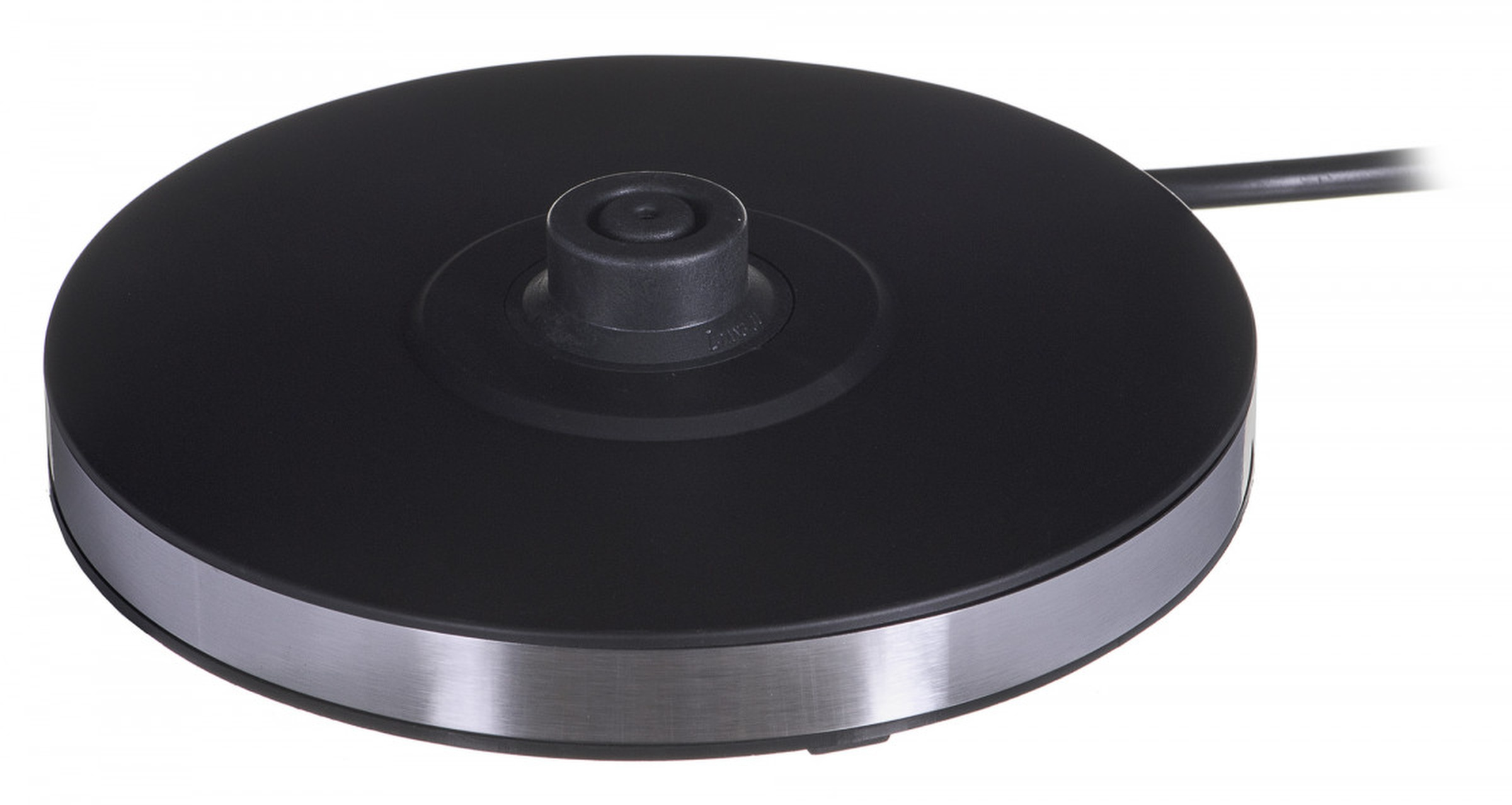 Czarna podstawa czajnika elektrycznego ze srebrną obręczą. Czarny cylinder pośrodku. Czarny kabel wystaje z góry.