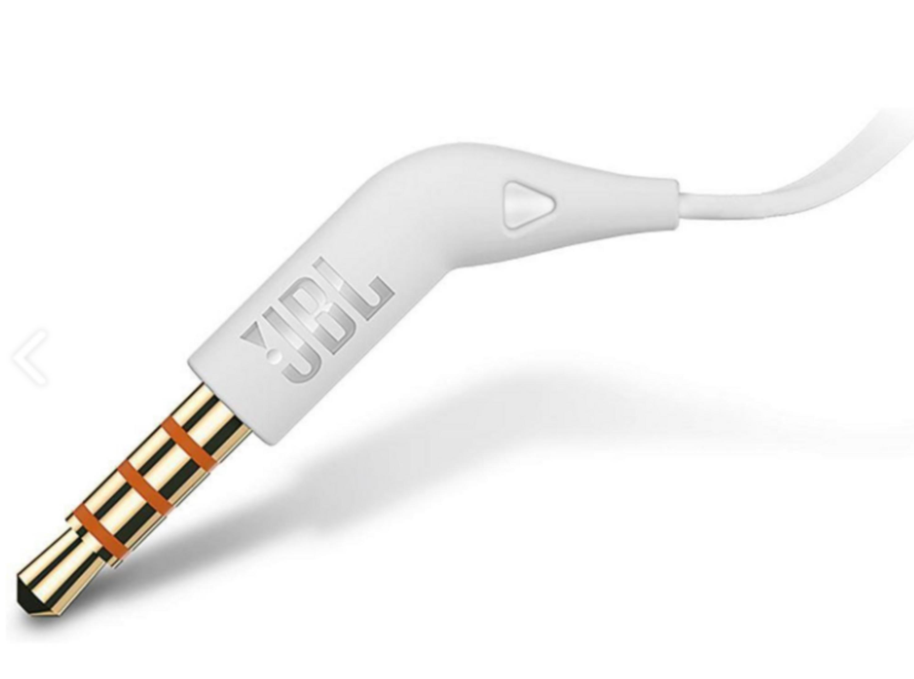 Primer plano de un conector de auriculares JBL blanco. El conector es dorado con bandas naranjas. El cable es blanco.